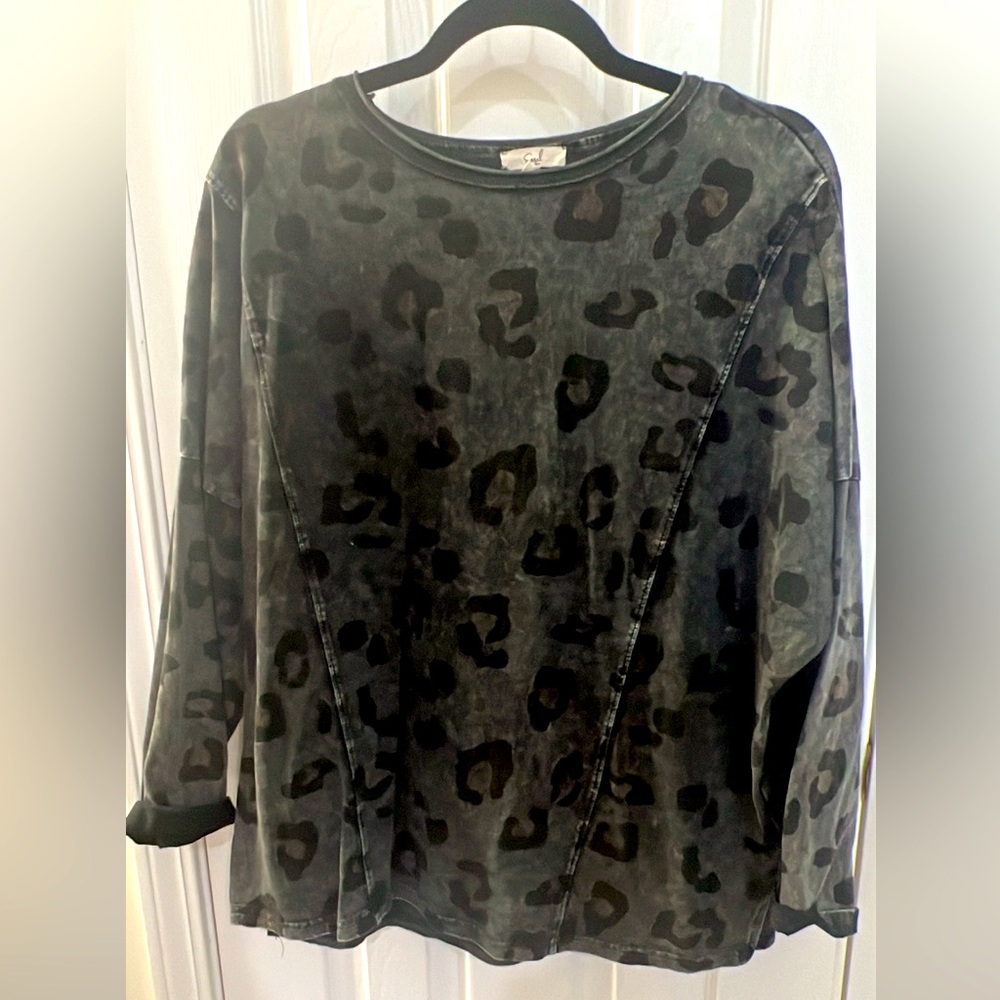 Easel brand. Size smal. never worn.